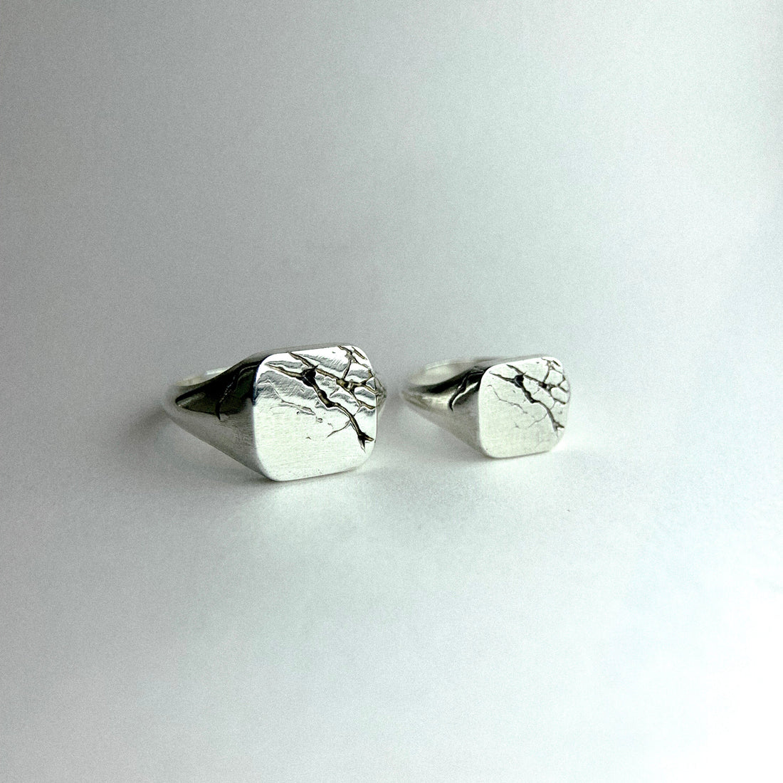 SQUARE SIGNET SILVER WITH CRACK
