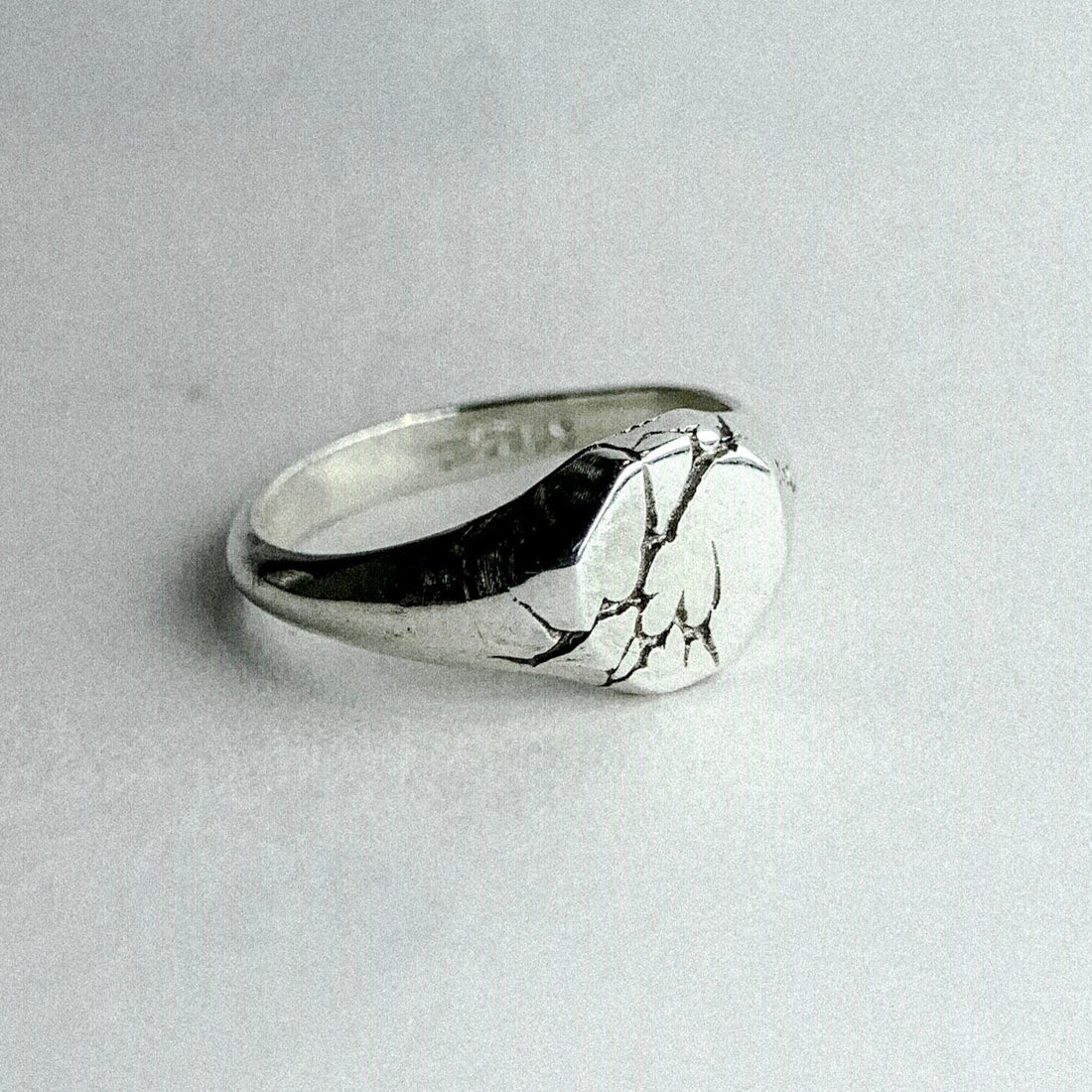HEXAGON  SIGNET SILVER WITH CRACK