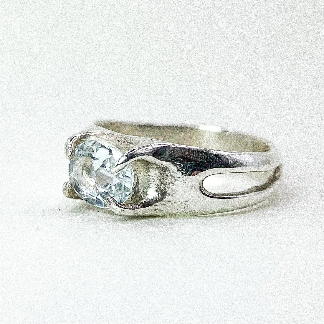 QUARTZ FOUR CLAW SILVER RING