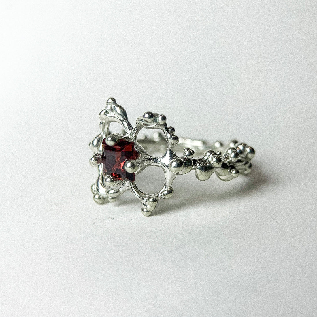 GARNET FLOWER SILVER RING