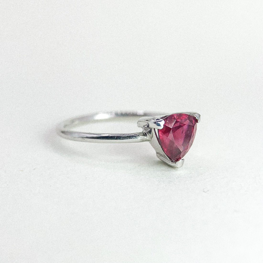 GARNET CALW THIN BAND SILVER RING