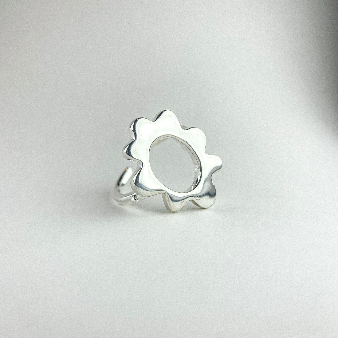 OPEN OVAL FLOWER SILVER RING