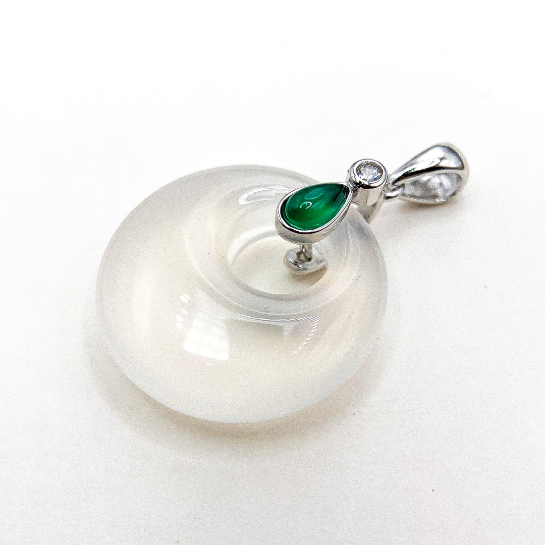 WHITE AGATE DROP JADE SILVER PENDANT