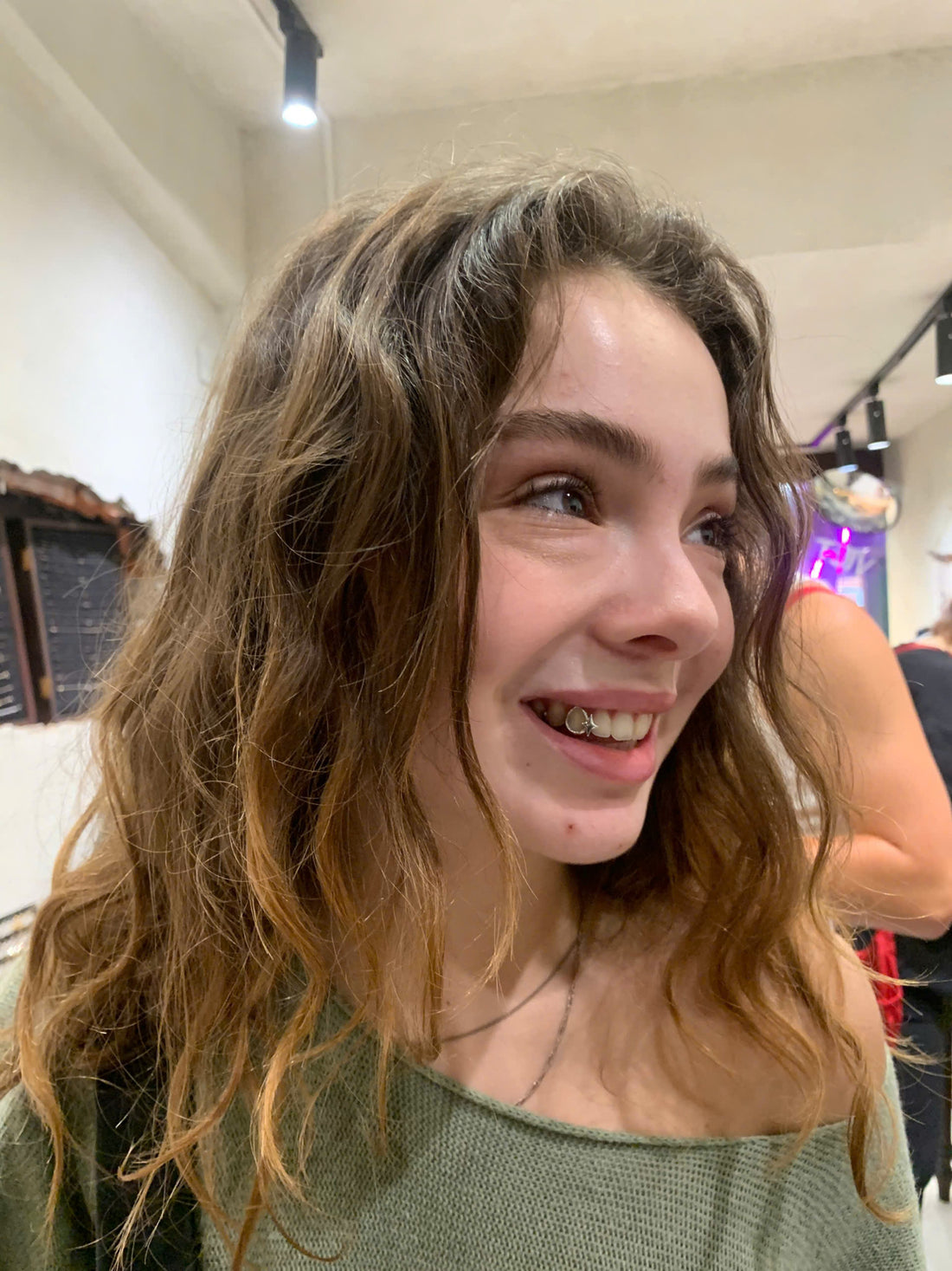 WINDOW WITH STAR SILVER GRILLZ